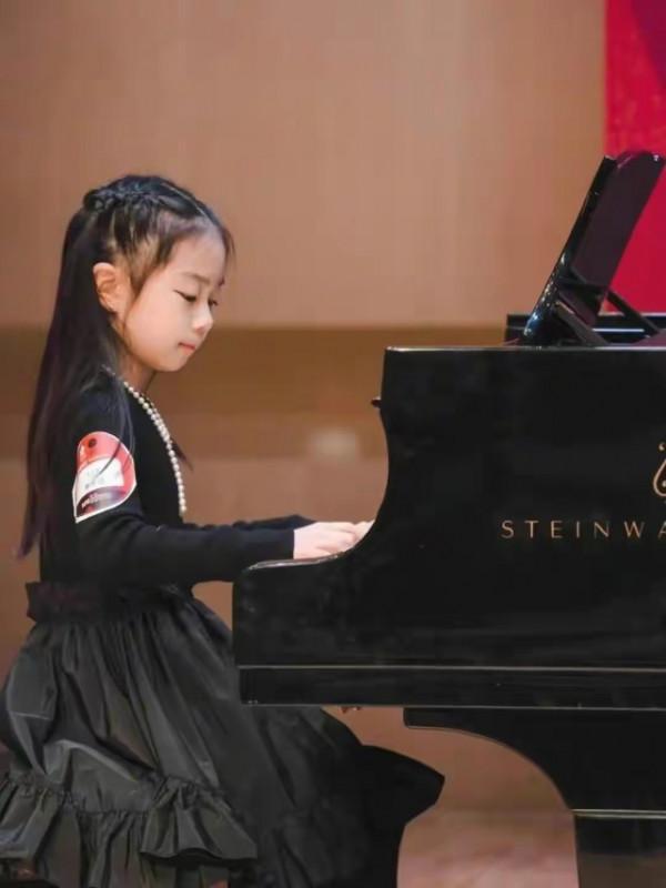 戚薇女兒太有明星範！穿公主裙彈鋼琴氣質出眾，顏值徹底大逆襲