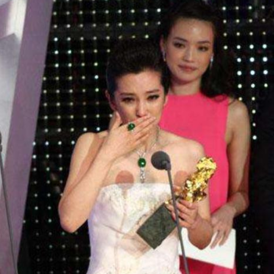 李冰冰的妹妹李雪才是高手，如今兒女雙全，希望姐姐早日找到幸福