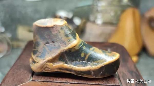 這塊像鞋的石頭開價1500萬，這些石頭鞋子不服