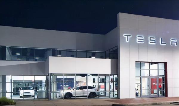 特斯拉重回4S店模式？“蔚小理”們跟還是不跟？