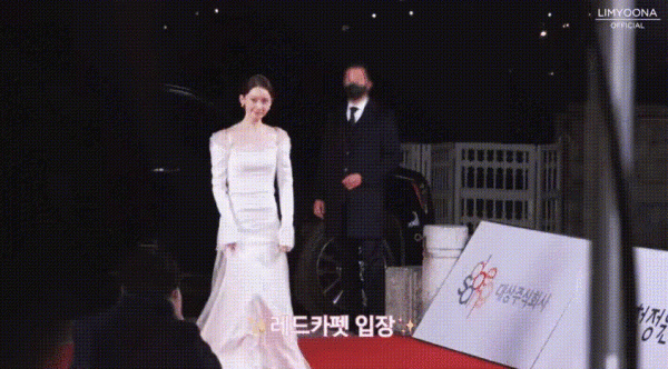 允兒亮相青龍電影節，美炸了