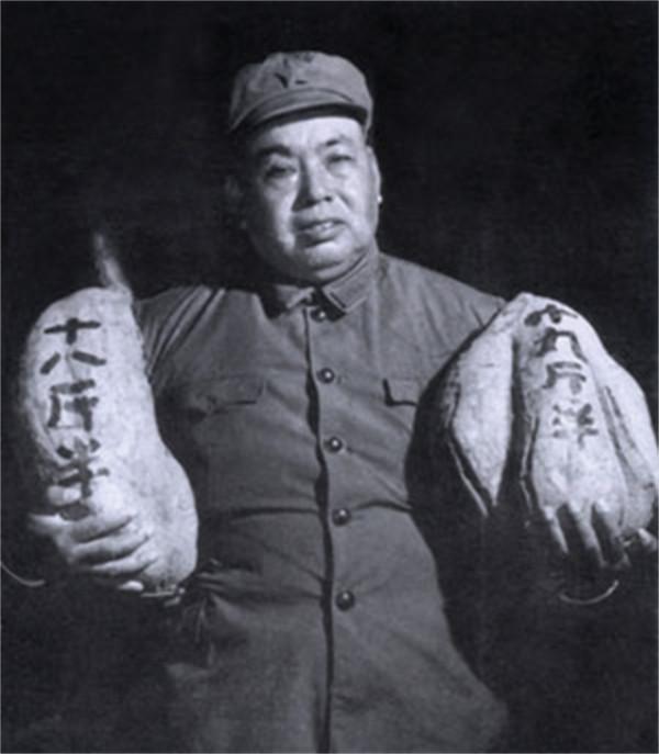 1985年許世友遺體告別:上萬人參加,上千輛車排長龍,撼動南京城 1985年許世友遺體告別:上萬人參加,上千輛車排長龍,撼動南京城