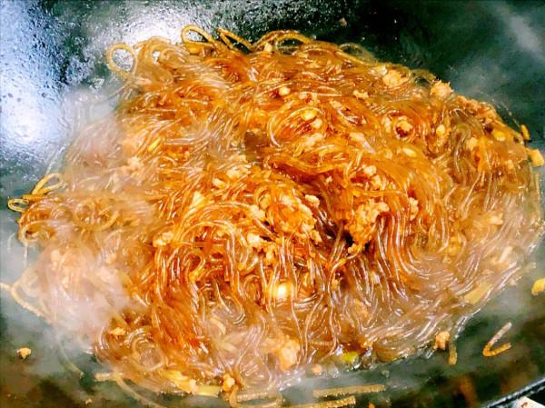 粉條一炒就成團？難看難吃，大廚教你3個小技巧，根根分明不糊鍋