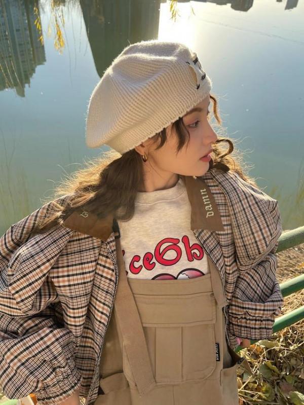 林小宅曬男友視角照，揹帶褲外套疊穿包裹嚴實，青春時髦又洋氣