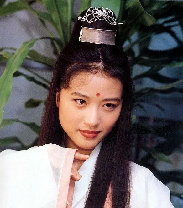 55歲周海媚現身沸騰之夜撞臉高圓圓,誰是你們心中最美的周芷若 55歲周海媚現身沸騰之夜撞臉高圓圓,誰是你們心中最美的周芷若