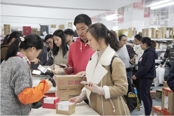 貧困生花2500買鞋被取消助學金，發文表示委屈，卻並未得到同情