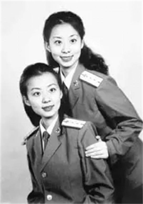 當年在閱兵儀式上“紅遍中國”的雙胞胎姐妹花，後來怎麼樣了？