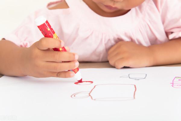 你家也有愛剪東西的孩子嗎？要不要阻止孩子使用剪刀？