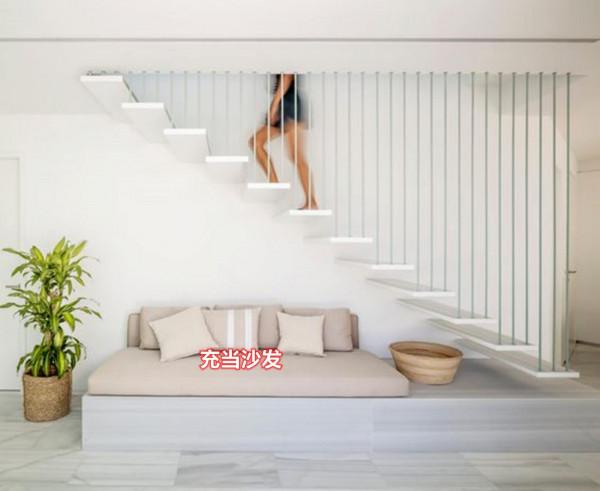 樓梯懸空了，下方的空間定製一組榻榻米，客人來了，當臨時客房用