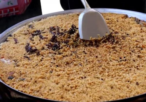 河南大姐賣小吃,人均20不限量,想吃先等2小時,老闆虧本也賣 河南大姐賣小吃,人均20不限量,想吃先等2小時,老闆虧本也賣