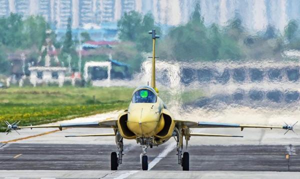 梟龍第三批次交付，巴網友曬出霸氣徽章，導彈掛滿空地雙優