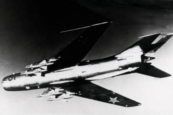 1965年空戰，我軍一名飛行員違令出海殲敵，毛主席特批：有功無過