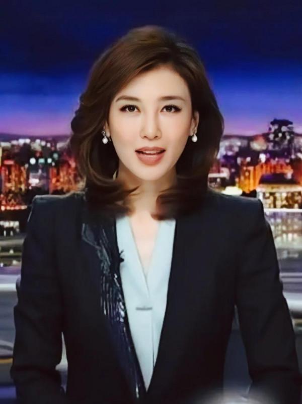 央視中文國際頻道《海峽兩岸》主持人李紅