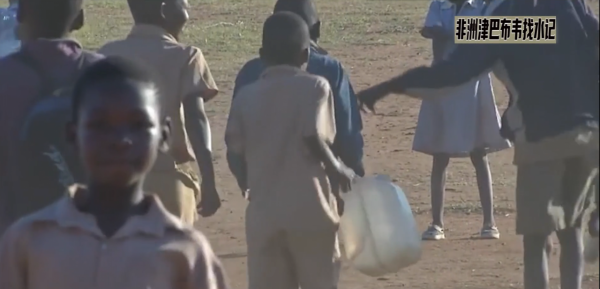 非洲有多缺水？每天步行6小時，凌晨3點就在河溝排隊取水
