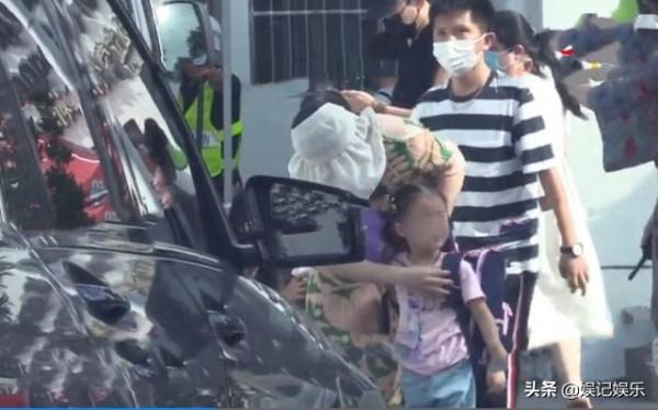 謝娜兩個女兒生病,俏俏很黏媽媽,跳跳教媽媽“小方法”超機靈 謝娜兩個女兒生病,俏俏很黏媽媽,跳跳教媽媽“小方法”超機靈