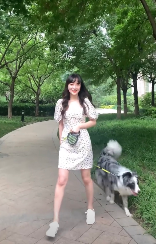 李小璐穿波點裙小區遛狗，選了雙小白鞋做搭配，模樣太像小姑娘了