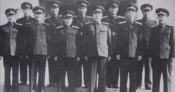 三千老紅軍授銜時不夠標準，怎麼辦，毛主席決定：紅軍不下校