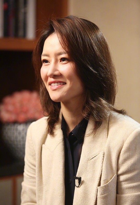 李娜退役後更美了，米色西裝配襯衫裙大氣又溫婉，氣質不輸女明星