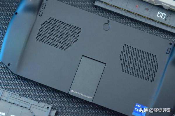 國產新款“PC遊戲掌機”評測:8.4英寸,2.5K屏設計,跑分超35萬 國產新款“PC遊戲掌機”評測:8.4英寸,2.5K屏設計,跑分超35萬