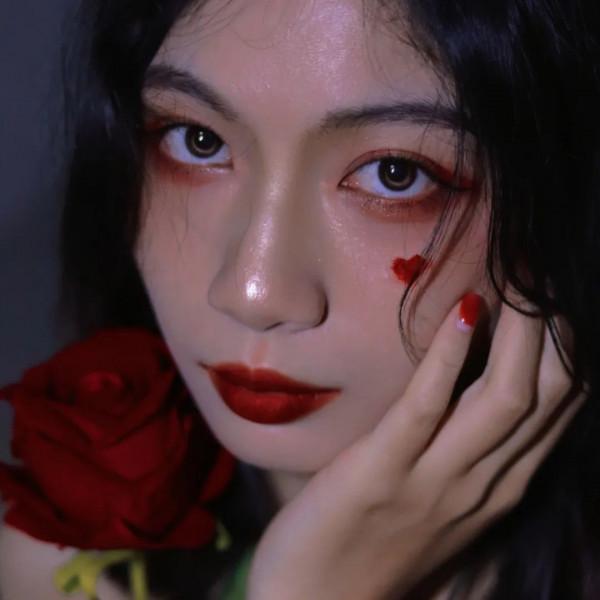 紅玫瑰魔女萬聖妝，撩動了誰的心？