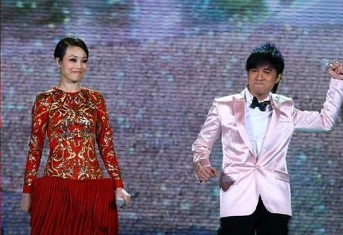 春晚40年女星造型史，前衛絕美的開創時尚，混進奇怪好笑的更搶戲