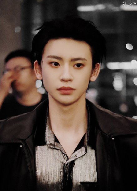 小鬼王琳凱穿衣品味惹爭議,身上圖案疑似低俗,明星審美需正能量 小鬼王琳凱穿衣品味惹爭議,身上圖案疑似低俗,明星審美需正能量