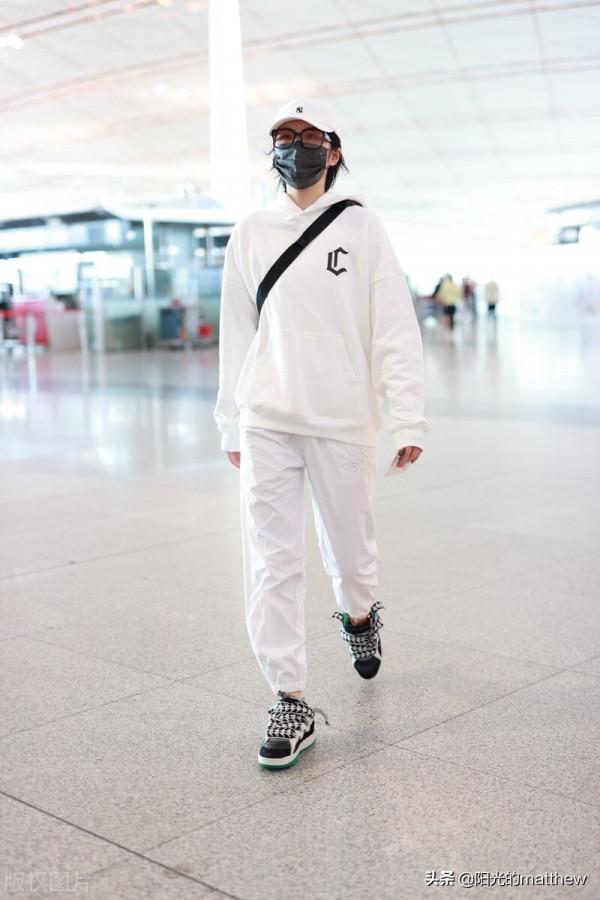 姚安娜全白look簡約舒適頭戴棒球帽口罩遮面低調出行