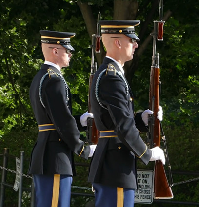 滿滿的儀式感，美國阿靈頓公墓驗槍換崗背後的故事