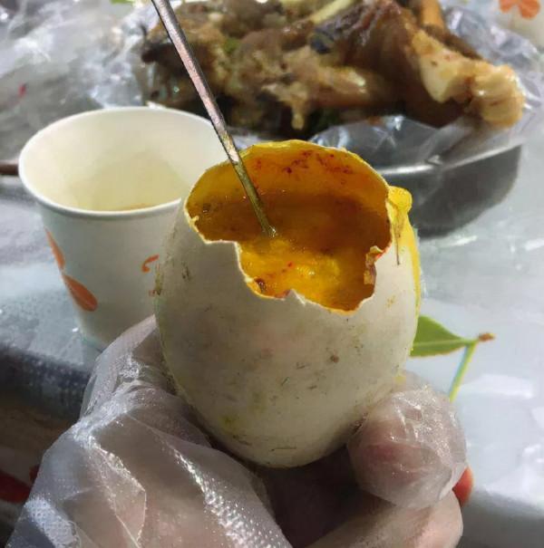 新疆這家店鋪，把4種蛋混在一起烤，50元一份，食客跨2000裡去吃