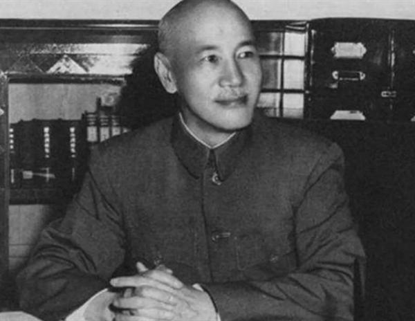 1947年蔣介石秘訪延安，坐矮凳睡毛主席的窯洞，那晚他徹夜未眠