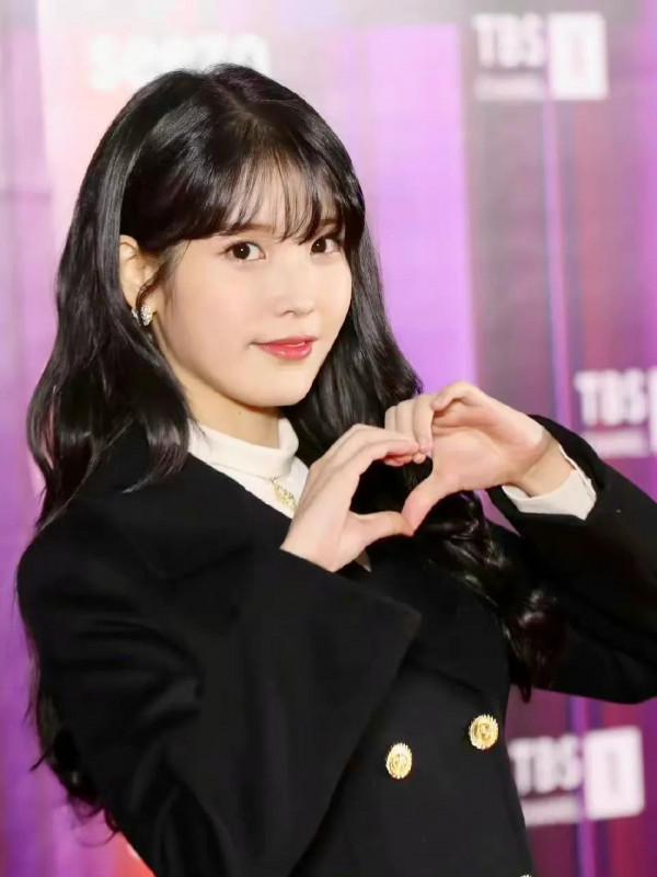 Iu像個剛畢業第一天去公司報道的職場小白