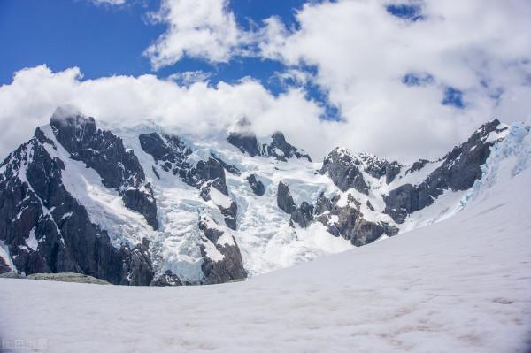 雪山高几何，矗在天表