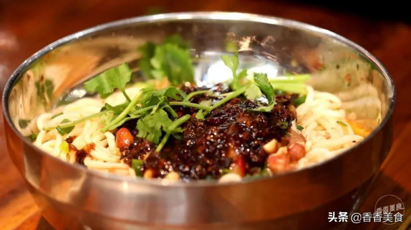 一碗麵要十種小料配，難怪有吃貨說吃起來巴適得很