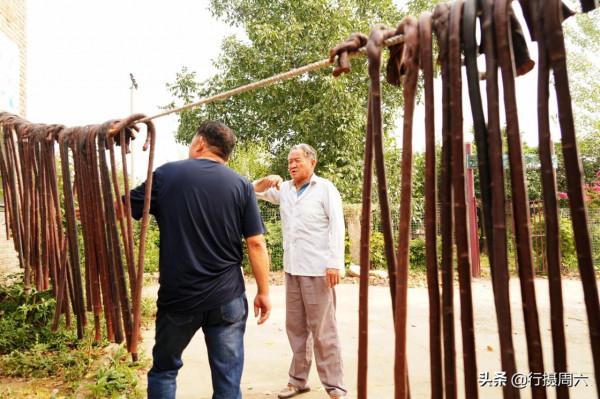 山西農民大叔1個原木柺杖加工8年多,全國獨創,賣價1600元 山西農民大叔1個原木柺杖加工8年多,全國獨創,賣價1600元