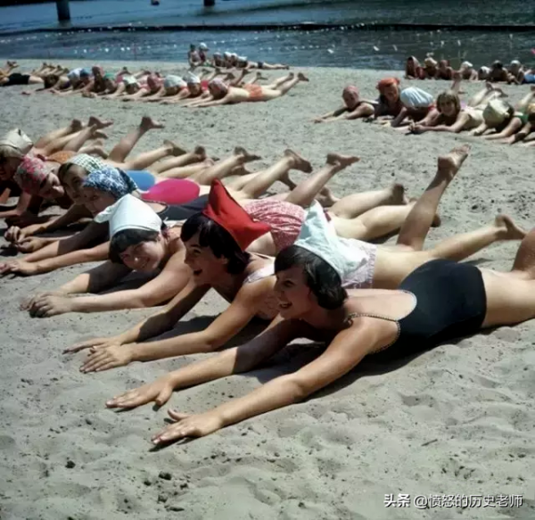 珍貴老照片：卑微的希特勒、豎中指的喬布斯、奧巴馬的全家福