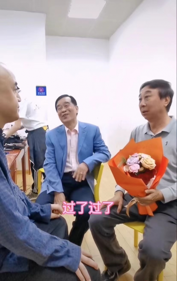 72歲石富寬患癌後罕見露面，馮鞏熱情獻花，稱其為一輩子的恩人