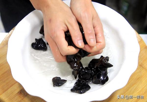 飯店的涼拌木耳為啥好吃入味,原來是多加了這個調味,酸爽開胃 飯店的涼拌木耳為啥好吃入味,原來是多加了這個調味,酸爽開胃