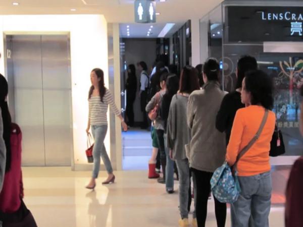 國慶假期景區如廁難，女性擠爆男廁所，男士無廁可上