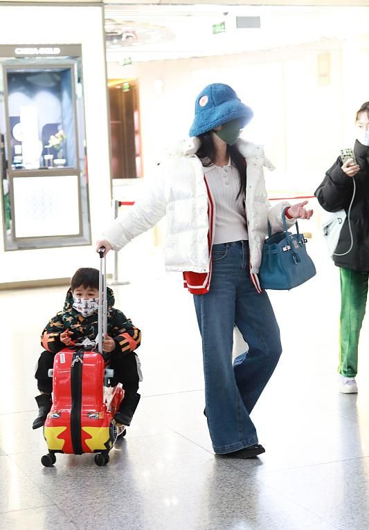 黃聖依罕帶倆兒子走機場，拎10萬包帶仨助理，9歲長子爆肥大變樣