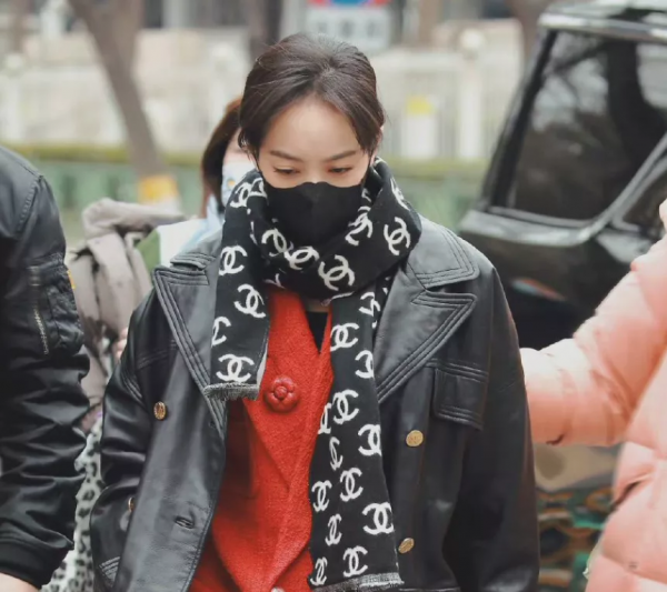 明星春晚私服暴露時尚圈地位，趙麗穎空有稱號，張小斐獲高奢認領