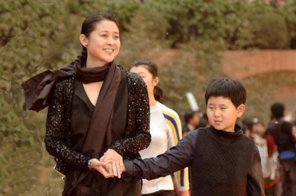 倪萍的兒子虎子:艱辛的求醫路背後,是媽媽的白髮和心痛 倪萍的兒子虎子:艱辛的求醫路背後,是媽媽的白髮和心痛