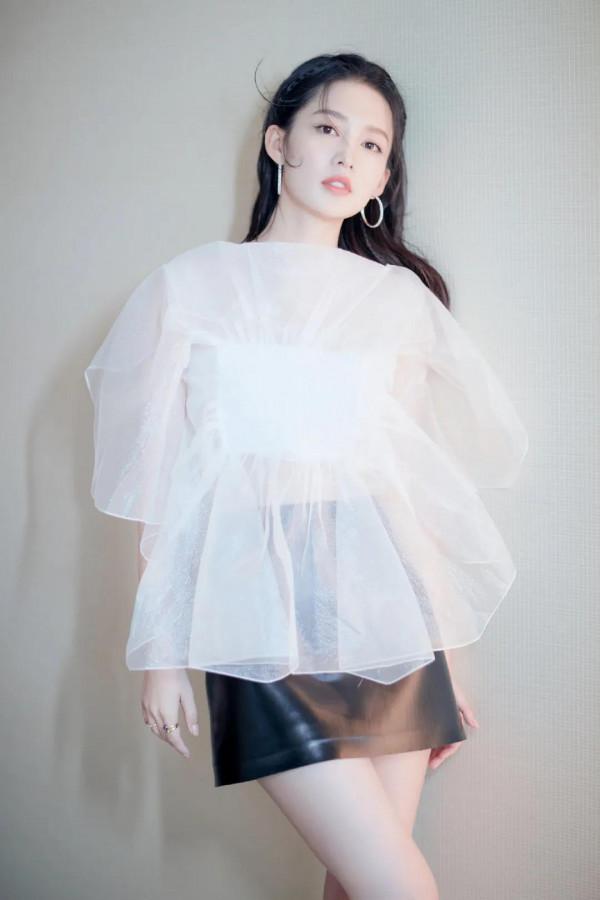 李沁年度最佳女神照，肌膚滑嫩，身材修長，美不勝收