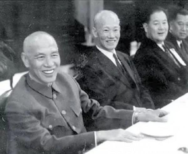1952年，吳國楨參加蔣介石壽宴，返程發現車子被蔣做手腳