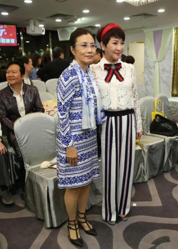 謝霆鋒媽媽挺趕時髦的,穿白上衣配小粉裙,70歲看著像40歲出頭 謝霆鋒媽媽挺趕時髦的,穿白上衣配小粉裙,70歲看著像40歲出頭