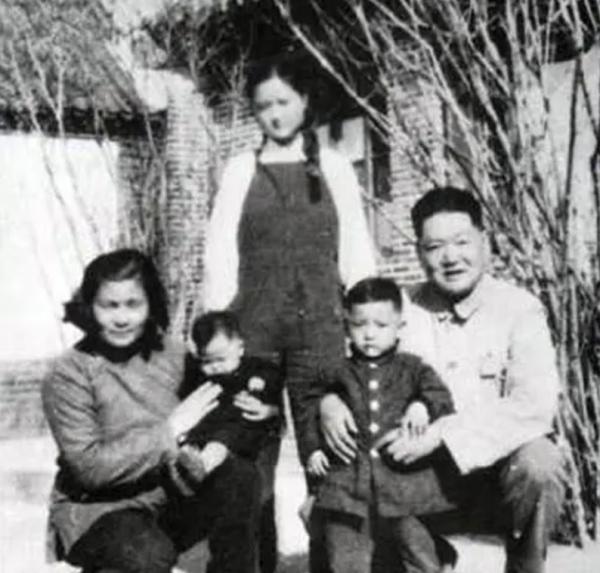 羅炳輝:從奴隸到將軍,重病中解放棗莊,49歲逝世十萬軍民送行 羅炳輝:從奴隸到將軍,重病中解放棗莊,49歲逝世十萬軍民送行