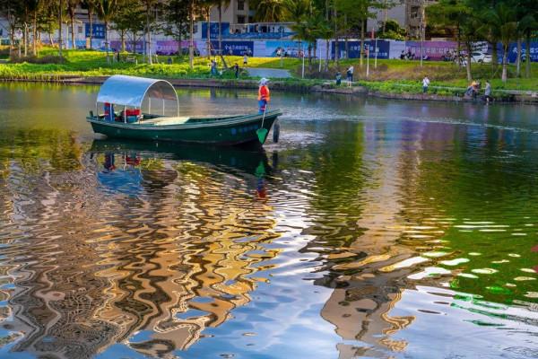 紅城湖公園美麗的倒影