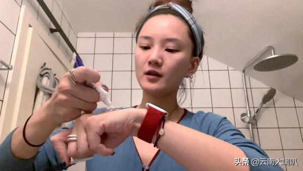 35歲女演員帶男友租房，住大理雙層別墅，還有人說她可憐？