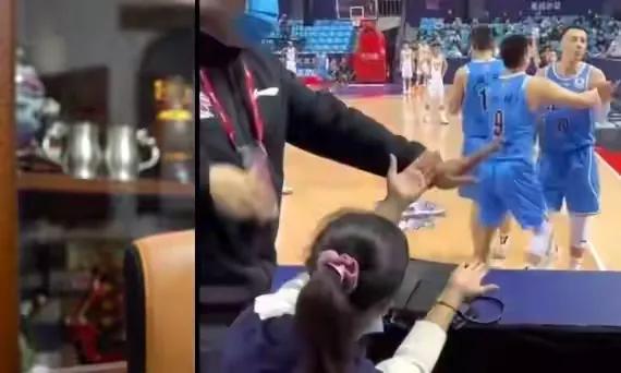 首鋼爆發內訌，翟曉川同3人對罵女記者，雅尼斯恐下課 裁判也幫忙