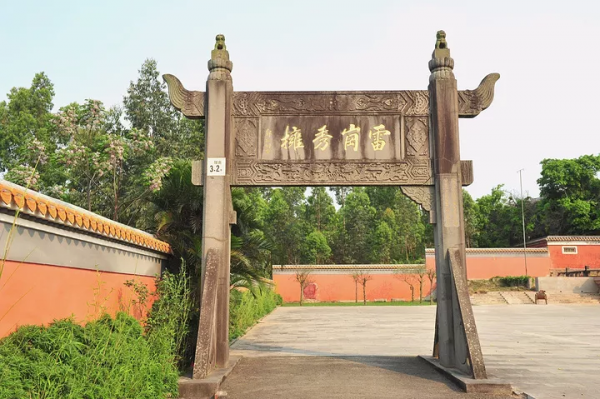 雷州有座千年古祠，全國罕見的五代石人石狗