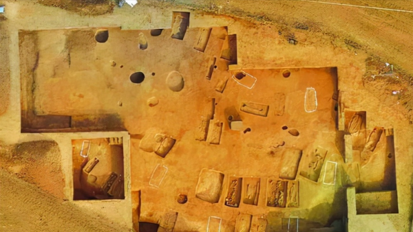 1985年小村莊挖出大型墓葬群，陪葬品價值連城，距今已經5300多年